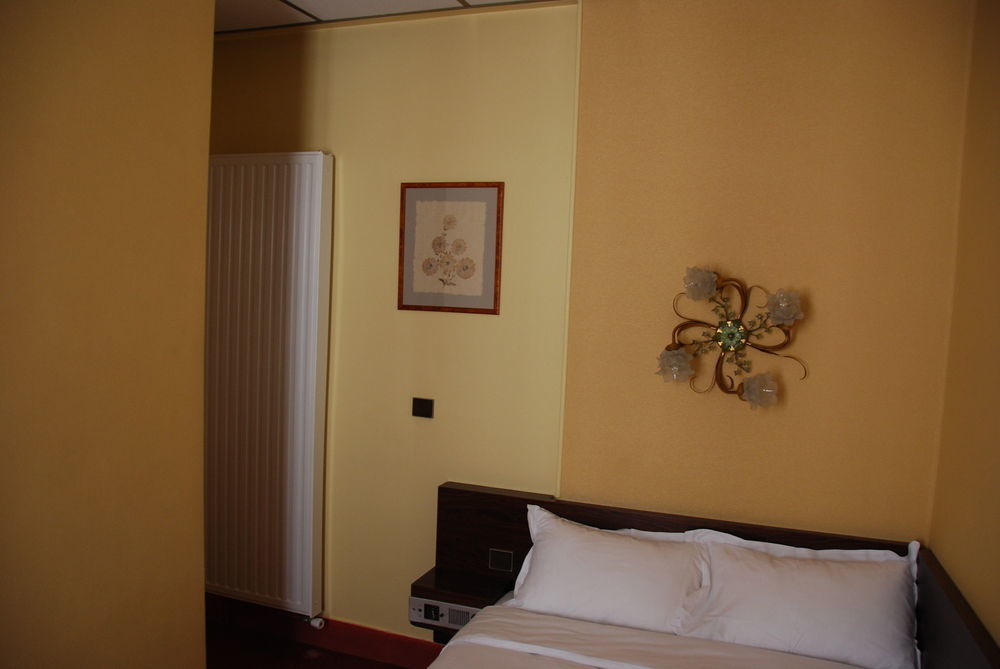Courcelles Mederic Hotel Paris Exterior foto